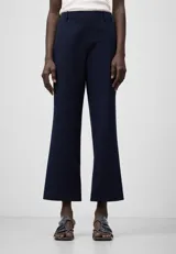 Pantalón tobillero azul marino con textura seersucker de algodón, corte flare, trabillas y cierre lateral con cremallera.