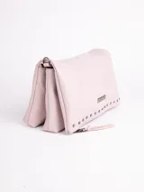 Cartera bandolera color lila de cuero sintético texturizado, con dos compartimentos con cierre imantado y un bolsillo externo con solapa y tachas. Incluye correa desmontable y regulable.