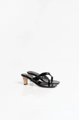 Sandalias de cuero acharolado negro con diseño de dedo, punta cuadrada y taco cuadrado de madera de 5 cm.