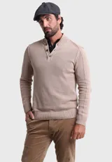 Sweater de punto color beige, con cuello alto abotonado y mangas largas.