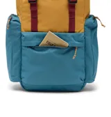 Mochila Columbia de 28 litros con diseño bicolor en mostaza y azul. Cuenta con compartimento para computadora portátil de hasta 15 pulgadas, espalda acolchada, bolsillo frontal para accesorios y dos bolsillos laterales con cierre.