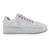Championes rosas con detalles en blanco y estrellas bordadas.