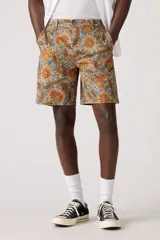 Bermuda de corte recto con estampado floral en tonos celeste, naranja y marrón.