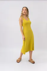 Vestido midi color crudo, de tejido acanalado, con escote en V y corte al cuerpo.