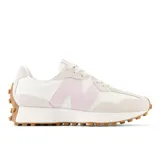 Championes New Balance modelo 327, color blanco con detalles en rosa y beige.