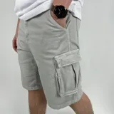Bermuda de jean color gris claro con bolsillos cargo laterales.