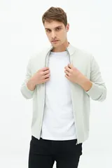 Campera tejida color gris claro, con cuello levemente elevado, cierre entero, logo bordado y fit regular.