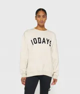 Suéter oversize color crema con logo de béisbol de 10DAYS en el pecho, cuello redondo y puños y dobladillo de punto acanalado.