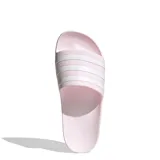 Sandalias Adidas Adilette color rosa con tres tiras blancas horizontales.