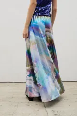 Falda larga de jersey con estampado abstracto multicolor de efecto holográfico.