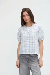 Camisa de manga corta abullonada, con escote redondo y cierre frontal de botones.