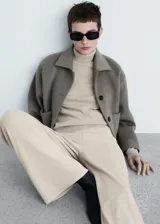 Pantalon de corte wide leg y diseño recto, confeccionado en tejido de punto ligero. Presenta tiro medio y cintura con elástico para mayor comodidad.