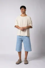 Remera de hombre, color crema, con cuello amplio y corte oversize. El tejido es liviano y texturado, similar al lino.