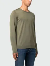 Suéter verde oliva de lana merino, corte ajustado y cuello redondo.