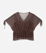 Blusa tipo bata confeccionada en tule con forro interior, escote en V, mangas cortas con detalle de lazo y cintura fruncida. Presenta un estampado geométrico tipo pañuelo.
