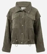 Campera de pana cotelé color verde militar, con cuello camisero, cierre frontal con botones metálicos y bolsillos frontales con solapa. Presenta diseño de sisa desplazada y cordones ajustables en el ruedo.