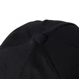 Gorra Adidas color negro, confeccionada en algodón, con visera curva con detalles de tres franjas tonales y el logo del Trifolio bordado en el frente.