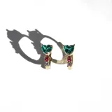 Par de aros dorados con forma de argolla con bisagra, con cristal en forma de corazón color verde y mini cristales color lila y fucsia.