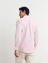Camisa sport de manga larga con cuello buttondown, confeccionada en una mezcla de algodón y lino. Presenta un diseño clásico en color celeste con cierre frontal de botones.
