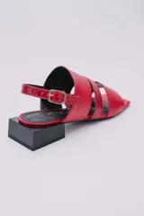 Sandalias rojas de cuero con tres tiras en la capellada, pulsera ajustable y taco cuadrado negro de 3 cm de altura.