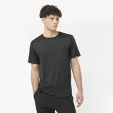Remera deportiva de manga corta para hombre, de color negro con paneles reforzados en los hombros, diseñada para actividades al aire libre.