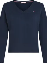 Sweater Tommy Hilfiger de cuello en V, confeccionado en pura lana. Presenta un diseño de corte regular con terminaciones enrolladas en cuello, puños y bajo, y el logo de la marca bordado en el pecho.