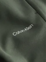 Pantalón de jogging verde militar, con cintura elástica, bolsillos laterales y logo de Calvin Klein en la pierna izquierda.