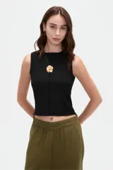 Musculosa de poliéster color negro, de bretel ancho y cuello a la base.