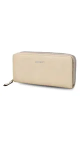 Billetera larga tipo sobre de la marca Lincoln's, confeccionada en material sintético con textura suave en color beige. Presenta un cierre perimetral metálico y el logo de la marca grabado en la parte frontal.