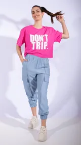 Pantalón babucha celeste con cintura elástica y bolsillos laterales tipo cargo.