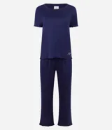 Pijama de dos piezas compuesto por una blusa de manga corta con escote redondo y un pantalón largo de corte recto con cintura elástica. La prenda presenta un bordado sutil en el pecho y un acabado liso.
