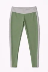 Calza deportiva de tiro alto en color verde oliva con paneles laterales y pretina en contraste color gris claro.