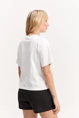 Remera oversize de algodón en color negro con efecto lavado, cuello redondo y mangas cortas.