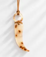 Collar largo con tiras de gamuza marrón y dije colgante de resina con efecto carey en tonos beige y marrón, en forma de cuerno.