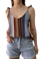 Blusa sin mangas con breteles finos con nudo, escote en V y estampado a rayas verticales en tonos celeste, marrón, naranja, blanco y negro.
