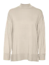 Sweater de punto color beige, con cuello alto, mangas largas y puños anchos acanalados. Confeccionado en mezcla de viscosa sostenible, nailon y poliéster.
