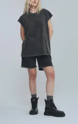 Remerón sin mangas, corte extra oversize, color gris oscuro con efecto nevado/acid wash. Posee cuello redondo con rib y hombros caídos.