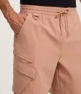 Bermuda cargo baggy negra, confeccionada en poliéster con cintura elástica, cordón ajustable y bolsillos laterales con cierre de cremallera.