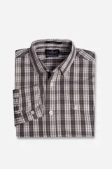Camisa de manga larga para hombre con corte slim fit, confeccionada en tejido de algodón con elastano. Presenta un diseño de cuadros en tonos grises y blancos, cuello clásico, cierre frontal con botones y logo bordado en el pecho.