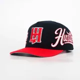 Gorro con visera plana color negro y rojo, con diseño bordado frontal y lateral con apliques de pedrería y cierre ajustable trasero.