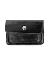 Porta documentos de cuero vacuno con acabado charol negro, con solapa y botón a presión plateado, y un bolsillo frontal adaptable para documentos de identidad o tarjetas.