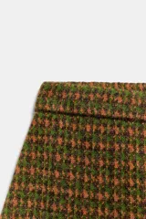 Falda corta de tiro medio con diseño evasé, confeccionada en tejido de punto con estampado de cuadros en tonos verde y marrón.