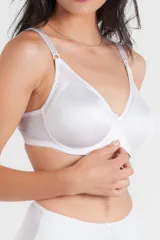 Soutien blanco con aro y copas moldeadas reforzadas, sin costura. Confeccionado con tela que contiene fibra LYCRA®. Breteles elásticos anchos regulables.
