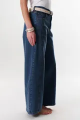 Jean de mujer color azul, de corte ancho y holgado, tiro alto y pespuntes en zigzag.