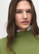 Jersey de punto fino con cuello perkins y manga larga. Presenta un diseño recto y minimalista, ideal para un look casual y elegante.
