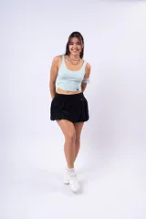 Minifalda blanca de corte globo con cintura elastizada.