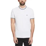 Remera blanca de piqué con cuello redondo y ribete azul marino en cuello y mangas. Logo de pingüino bordado en el pecho.