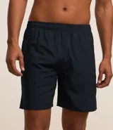 Bermuda deportiva gris con cintura elástica, cordón de ajuste, bolsillos con cremallera, recorte lateral con agujeritos y abertura en el bajo.