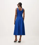 Vestido midi evasé color azul, sin mangas, con escote cuadrado, breteles medianos y recortes verticales. Fabricado por la marca Cortelle en mezcla de viscosa, poliamida y elastano con forro de poliéster.