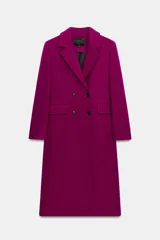 Abrigo Zara de corte entallado confeccionado en mezcla de lana. Presenta cuello con solapas de muesca, hombreras, bolsillos delanteros con solapa y cierre frontal cruzado con doble botonadura. Incluye forro interior a contraste.